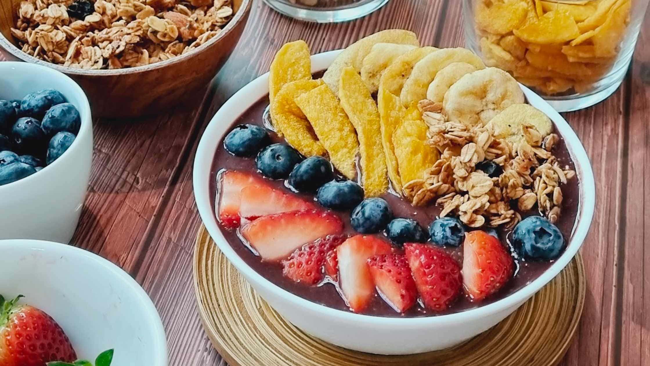 5-Minute Easy Acai Bowl with A Crunch - Vegan & Delicious